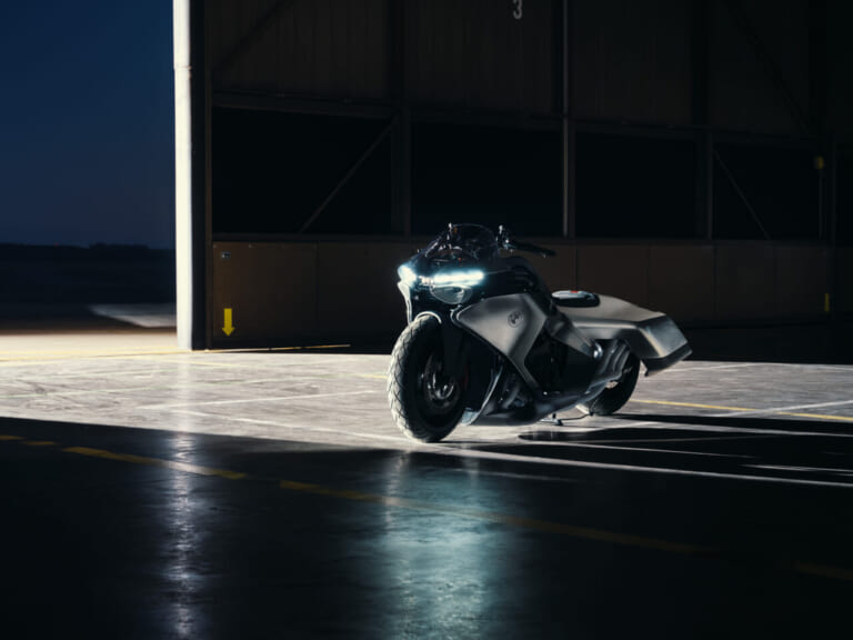 BMW VISION K18｜息を呑む2m超えのシームレスボディが醸し出す、どこまでも走りたくなる官能美。ツアラーの常識を変えるBMWの直6コンセプト「Vision K18」が公開