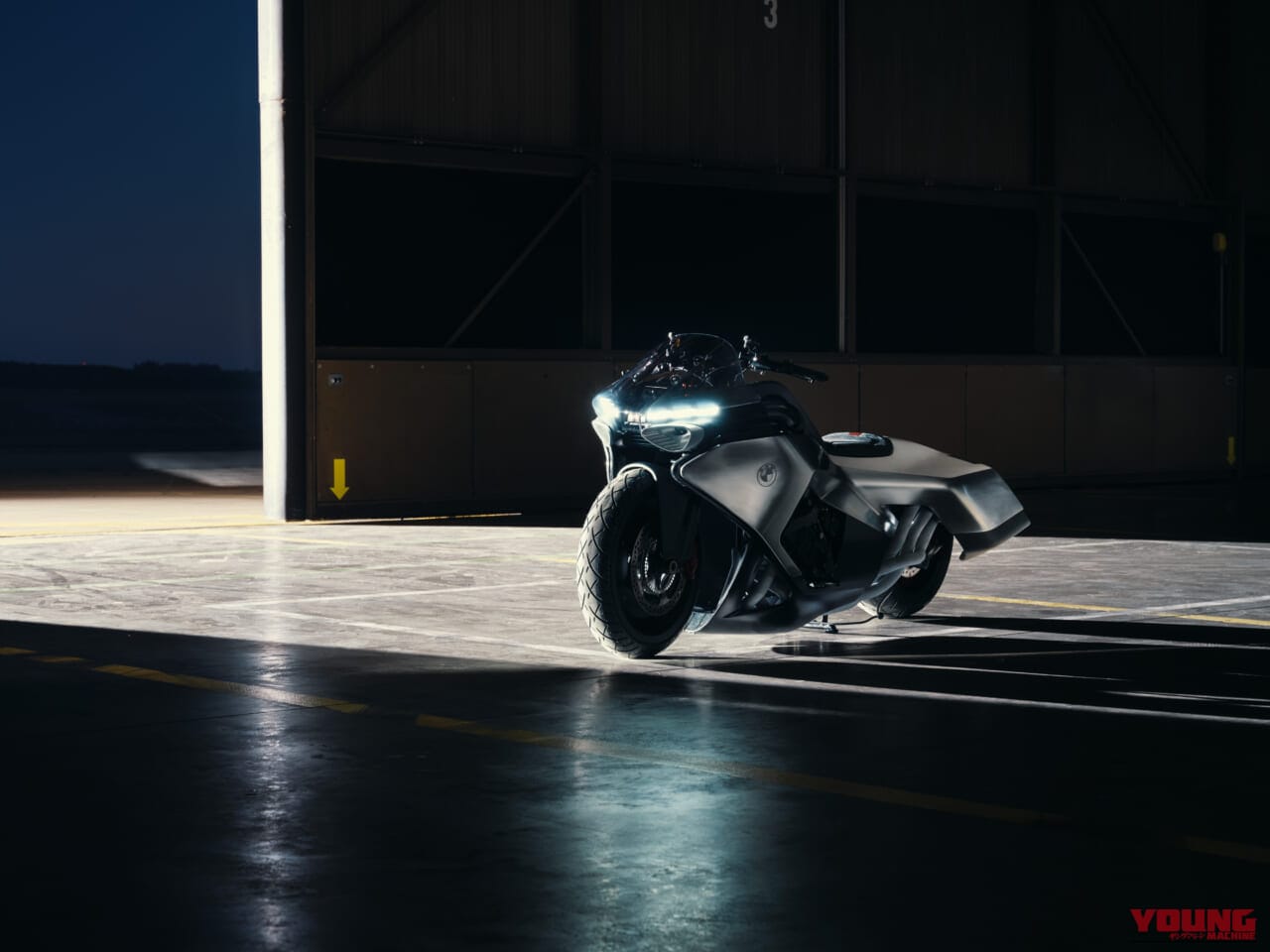 BMW VISION K18｜息を呑む2m超えのシームレスボディが醸し出す、どこまでも走りたくなる官能美。ツアラーの常識を変えるBMWの直6コンセプト「Vision K18」が公開