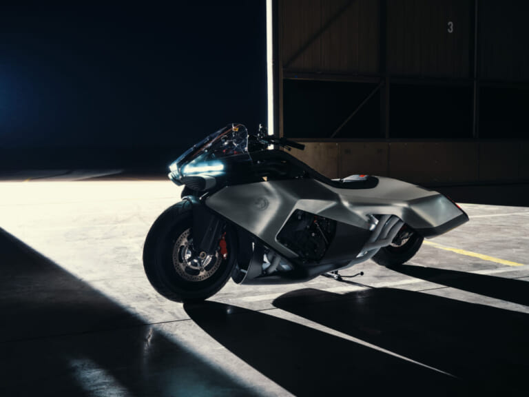 BMW VISION K18｜息を呑む2m超えのシームレスボディが醸し出す、どこまでも走りたくなる官能美。ツアラーの常識を変えるBMWの直6コンセプト「Vision K18」が公開