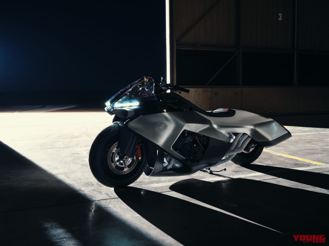 BMW VISION K18｜息を呑む2m超えのシームレスボディが醸し出す、どこまでも走りたくなる官能美。ツアラーの常識を変えるBMWの直6コンセプト「Vision K18」が公開