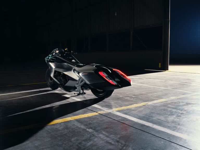 BMW VISION K18｜息を呑む2m超えのシームレスボディが醸し出す、どこまでも走りたくなる官能美。ツアラーの常識を変えるBMWの直6コンセプト「Vision K18」が公開