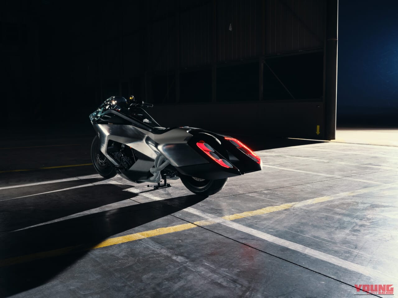 BMW VISION K18|息を呑む2m超えのシームレスボディが醸し出す、どこまでも走りたくなる官能美。ツアラーの常識を変えるBMWの直6コンセプト「Vision K18」が公開