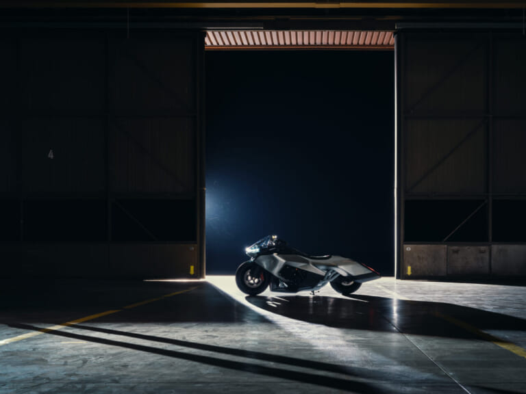 BMW VISION K18|息を呑む2m超えのシームレスボディが醸し出す、どこまでも走りたくなる官能美。ツアラーの常識を変えるBMWの直6コンセプト「Vision K18」が公開