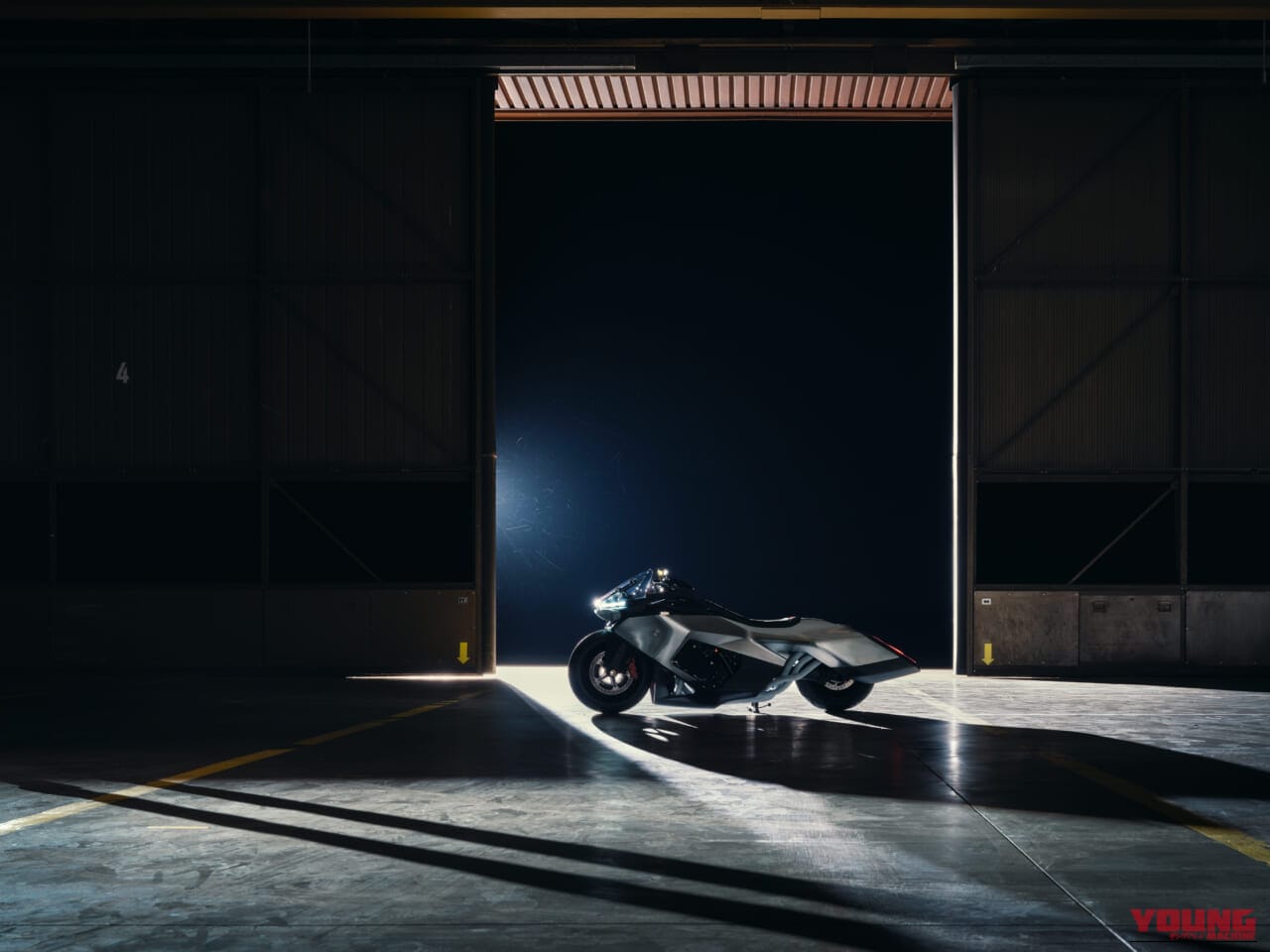 BMW VISION K18|息を呑む2m超えのシームレスボディが醸し出す、どこまでも走りたくなる官能美。ツアラーの常識を変えるBMWの直6コンセプト「Vision K18」が公開