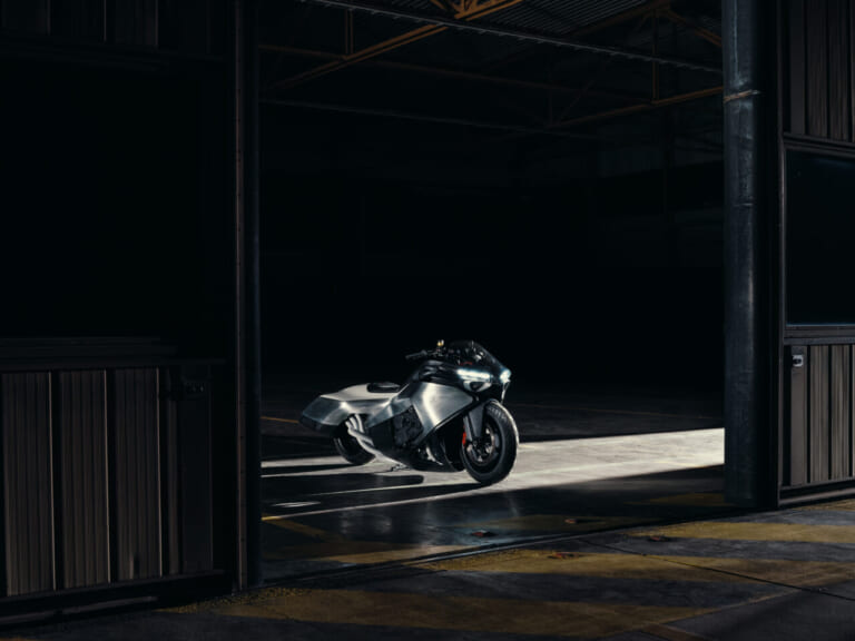 BMW VISION K18｜息を呑む2m超えのシームレスボディが醸し出す、どこまでも走りたくなる官能美。ツアラーの常識を変えるBMWの直6コンセプト「Vision K18」が公開