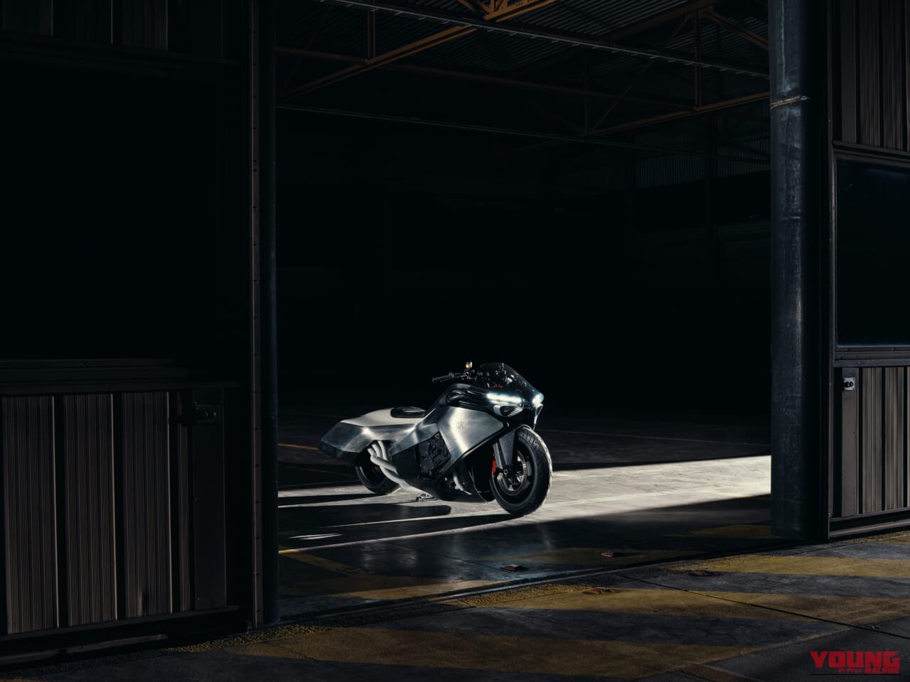 BMW VISION K18|息を呑む2m超えのシームレスボディが醸し出す、どこまでも走りたくなる官能美。ツアラーの常識を変えるBMWの直6コンセプト「Vision K18」が公開