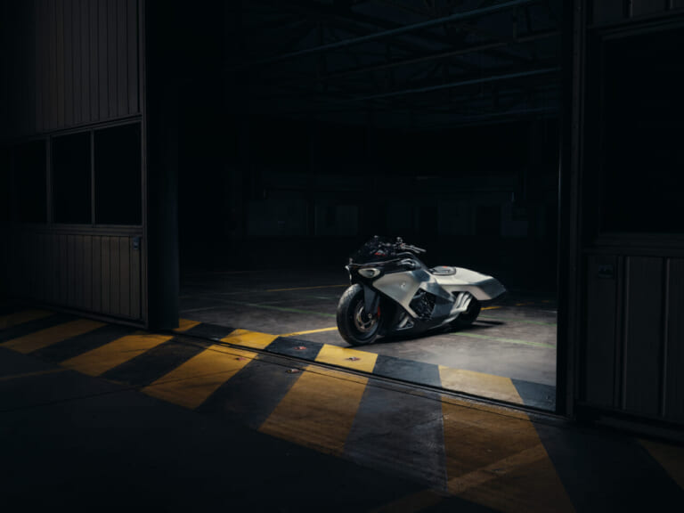 BMW VISION K18|息を呑む2m超えのシームレスボディが醸し出す、どこまでも走りたくなる官能美。ツアラーの常識を変えるBMWの直6コンセプト「Vision K18」が公開