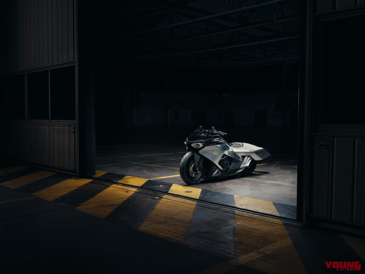 BMW VISION K18｜息を呑む2m超えのシームレスボディが醸し出す、どこまでも走りたくなる官能美。ツアラーの常識を変えるBMWの直6コンセプト「Vision K18」が公開