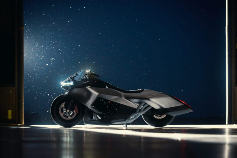 BMW VISION K18|息を呑む2m超えのシームレスボディが醸し出す、どこまでも走りたくなる官能美。ツアラーの常識を変えるBMWの直6コンセプト「Vision K18」が公開