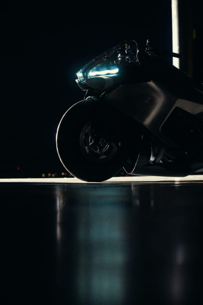 BMW VISION K18|息を呑む2m超えのシームレスボディが醸し出す、どこまでも走りたくなる官能美。ツアラーの常識を変えるBMWの直6コンセプト「Vision K18」が公開