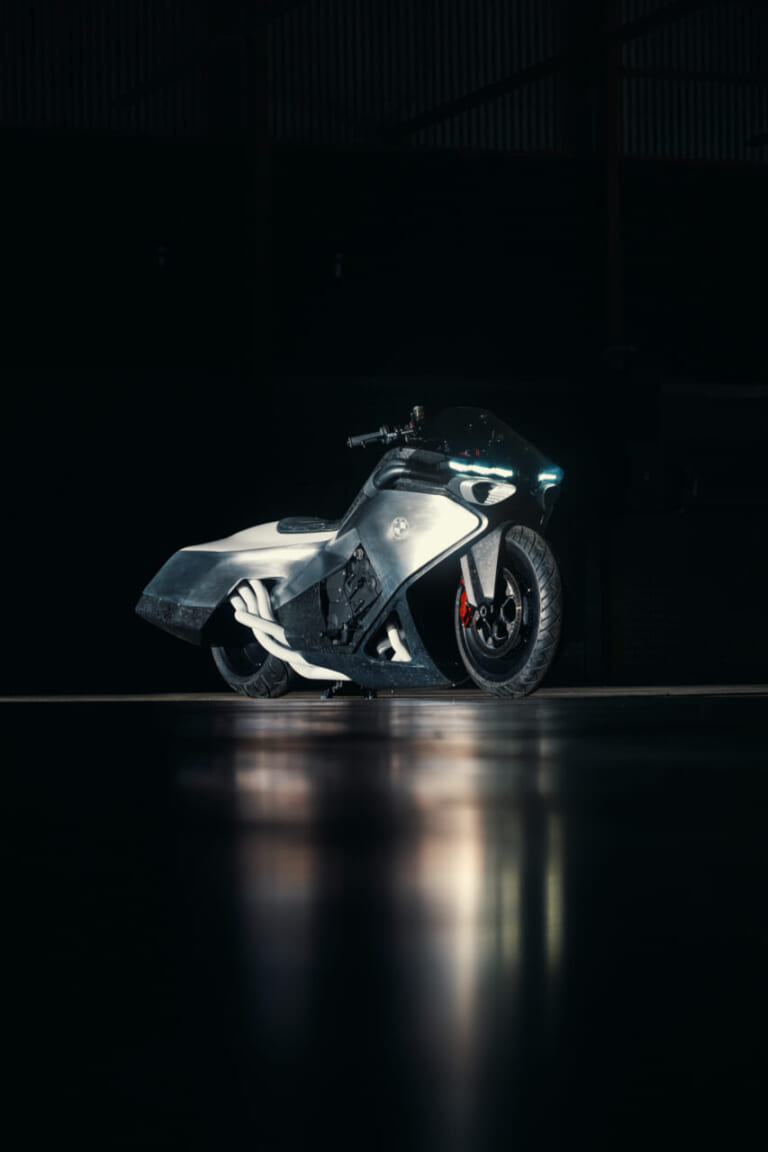 BMW VISION K18|息を呑む2m超えのシームレスボディが醸し出す、どこまでも走りたくなる官能美。ツアラーの常識を変えるBMWの直6コンセプト「Vision K18」が公開