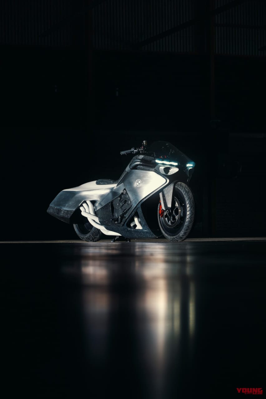 BMW VISION K18｜息を呑む2m超えのシームレスボディが醸し出す、どこまでも走りたくなる官能美。ツアラーの常識を変えるBMWの直6コンセプト「Vision K18」が公開