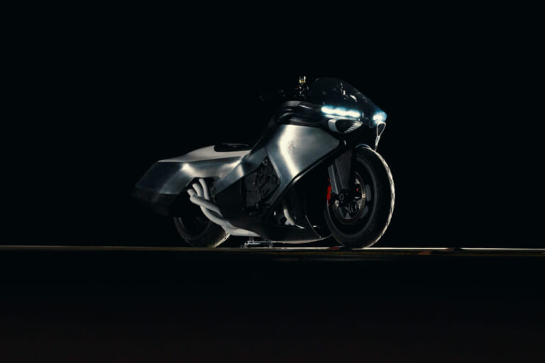 BMW VISION K18|息を呑む2m超えのシームレスボディが醸し出す、どこまでも走りたくなる官能美。ツアラーの常識を変えるBMWの直6コンセプト「Vision K18」が公開