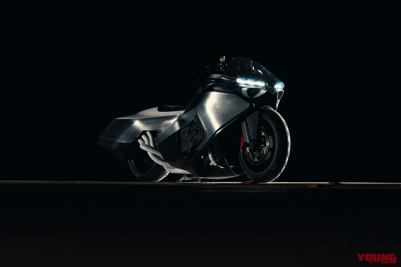 BMW VISION K18|息を呑む2m超えのシームレスボディが醸し出す、どこまでも走りたくなる官能美。ツアラーの常識を変えるBMWの直6コンセプト「Vision K18」が公開