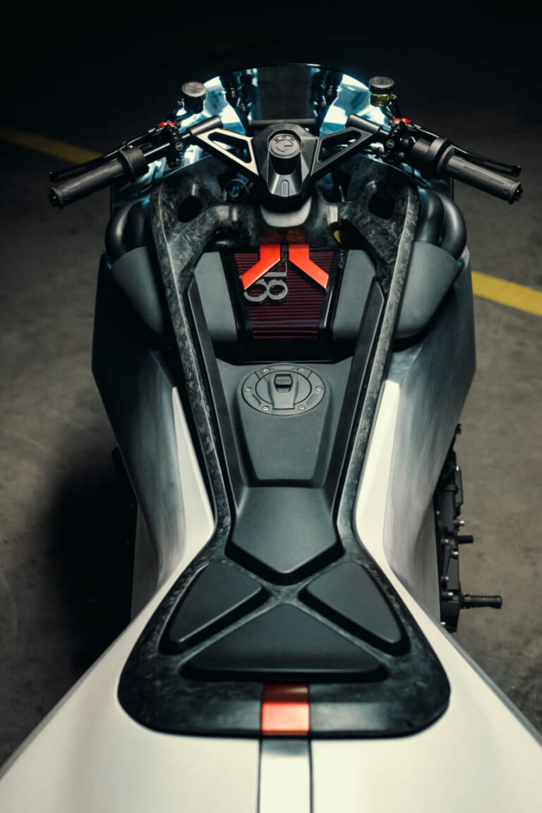 BMW VISION K18|息を呑む2m超えのシームレスボディが醸し出す、どこまでも走りたくなる官能美。ツアラーの常識を変えるBMWの直6コンセプト「Vision K18」が公開