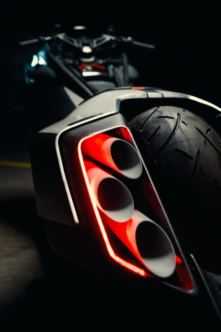 BMW VISION K18｜息を呑む2m超えのシームレスボディが醸し出す、どこまでも走りたくなる官能美。ツアラーの常識を変えるBMWの直6コンセプト「Vision K18」が公開
