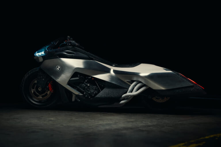BMW VISION K18｜息を呑む2m超えのシームレスボディが醸し出す、どこまでも走りたくなる官能美。ツアラーの常識を変えるBMWの直6コンセプト「Vision K18」が公開