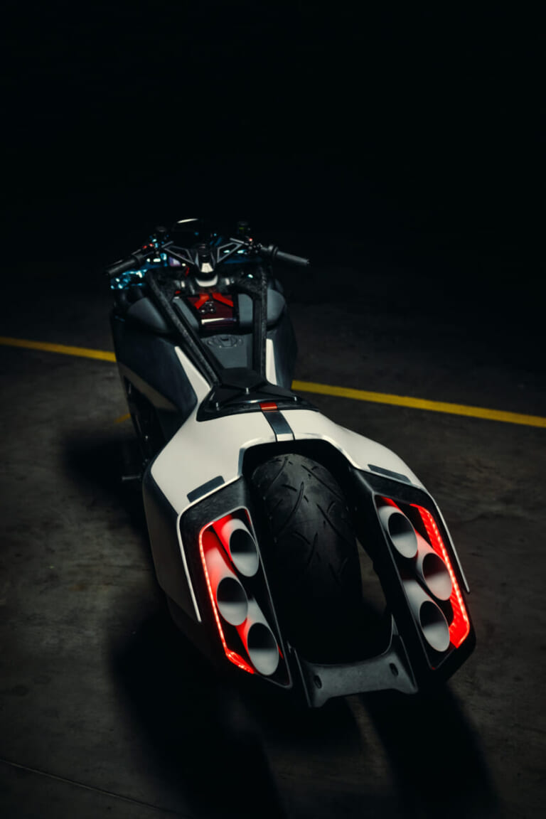 BMW VISION K18|息を呑む2m超えのシームレスボディが醸し出す、どこまでも走りたくなる官能美。ツアラーの常識を変えるBMWの直6コンセプト「Vision K18」が公開