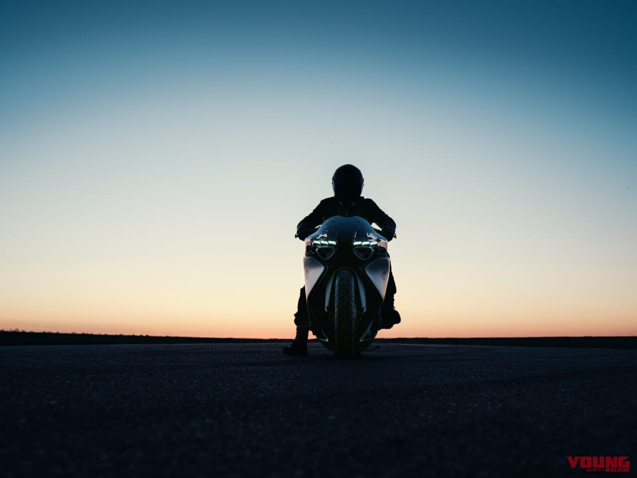 BMW VISION K18|息を呑む2m超えのシームレスボディが醸し出す、どこまでも走りたくなる官能美。ツアラーの常識を変えるBMWの直6コンセプト「Vision K18」が公開