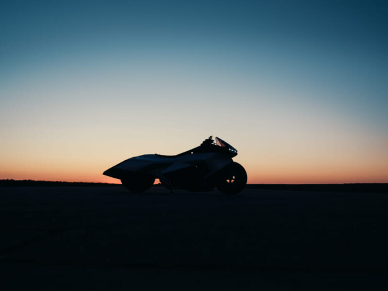 BMW VISION K18｜息を呑む2m超えのシームレスボディが醸し出す、どこまでも走りたくなる官能美。ツアラーの常識を変えるBMWの直6コンセプト「Vision K18」が公開