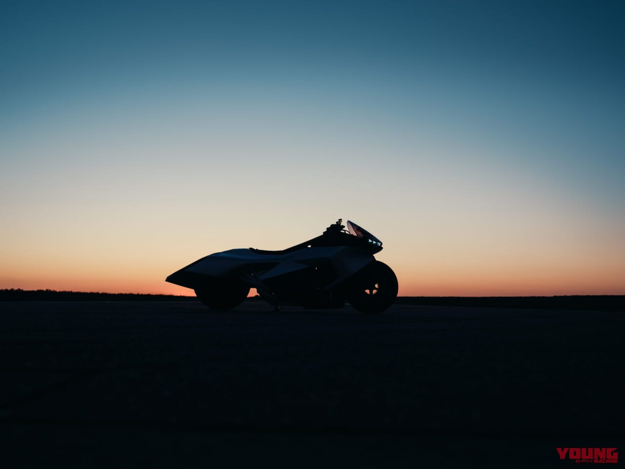BMW VISION K18｜息を呑む2m超えのシームレスボディが醸し出す、どこまでも走りたくなる官能美。ツアラーの常識を変えるBMWの直6コンセプト「Vision K18」が公開