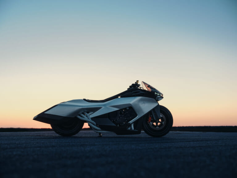 BMW VISION K18｜息を呑む2m超えのシームレスボディが醸し出す、どこまでも走りたくなる官能美。ツアラーの常識を変えるBMWの直6コンセプト「Vision K18」が公開