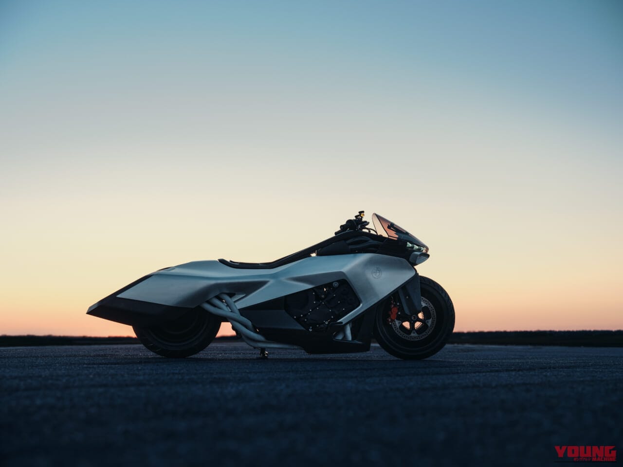 BMW VISION K18|息を呑む2m超えのシームレスボディが醸し出す、どこまでも走りたくなる官能美。ツアラーの常識を変えるBMWの直6コンセプト「Vision K18」が公開