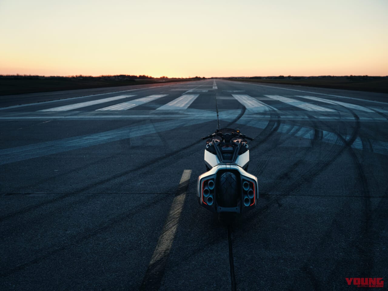 BMW VISION K18|息を呑む2m超えのシームレスボディが醸し出す、どこまでも走りたくなる官能美。ツアラーの常識を変えるBMWの直6コンセプト「Vision K18」が公開