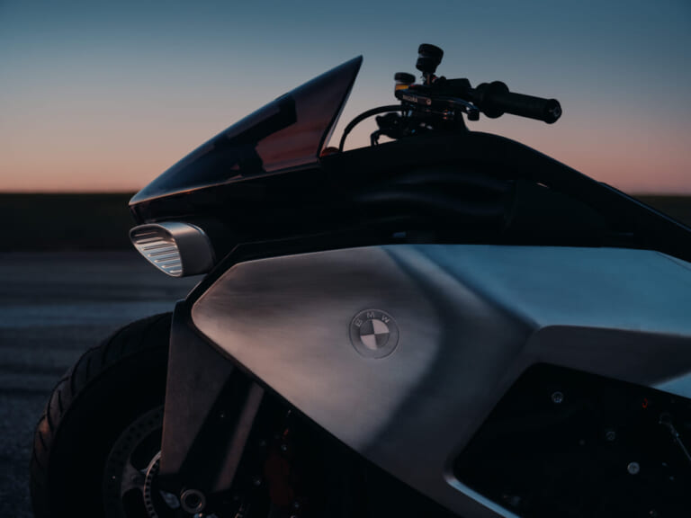 BMW VISION K18｜息を呑む2m超えのシームレスボディが醸し出す、どこまでも走りたくなる官能美。ツアラーの常識を変えるBMWの直6コンセプト「Vision K18」が公開