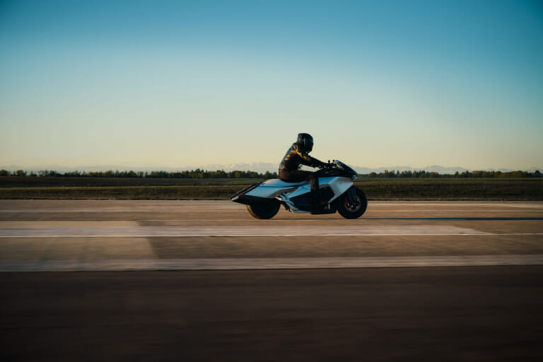 BMW VISION K18|息を呑む2m超えのシームレスボディが醸し出す、どこまでも走りたくなる官能美。ツアラーの常識を変えるBMWの直6コンセプト「Vision K18」が公開