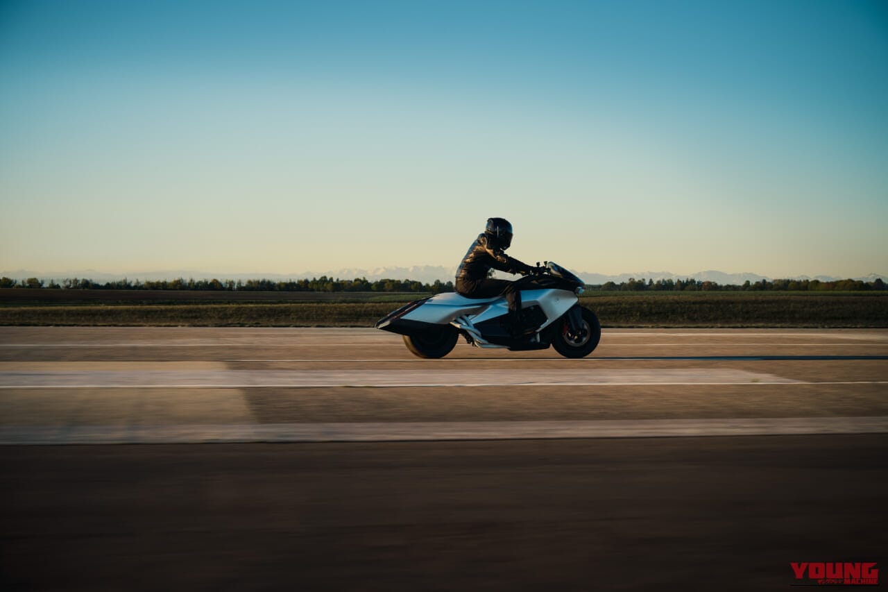 BMW VISION K18|息を呑む2m超えのシームレスボディが醸し出す、どこまでも走りたくなる官能美。ツアラーの常識を変えるBMWの直6コンセプト「Vision K18」が公開