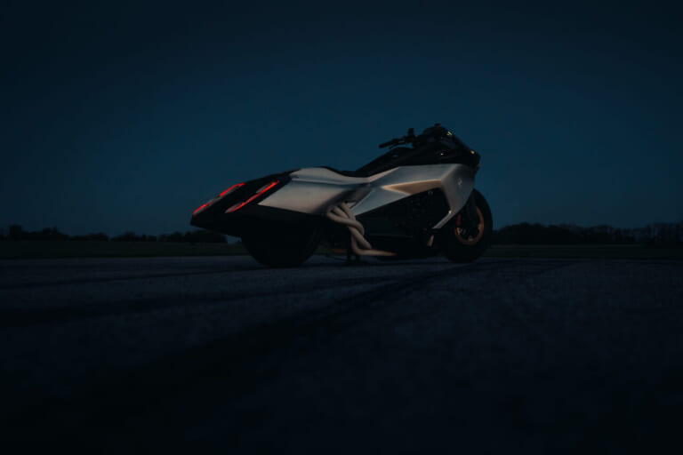 BMW VISION K18｜息を呑む2m超えのシームレスボディが醸し出す、どこまでも走りたくなる官能美。ツアラーの常識を変えるBMWの直6コンセプト「Vision K18」が公開