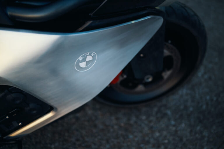BMW VISION K18｜息を呑む2m超えのシームレスボディが醸し出す、どこまでも走りたくなる官能美。ツアラーの常識を変えるBMWの直6コンセプト「Vision K18」が公開
