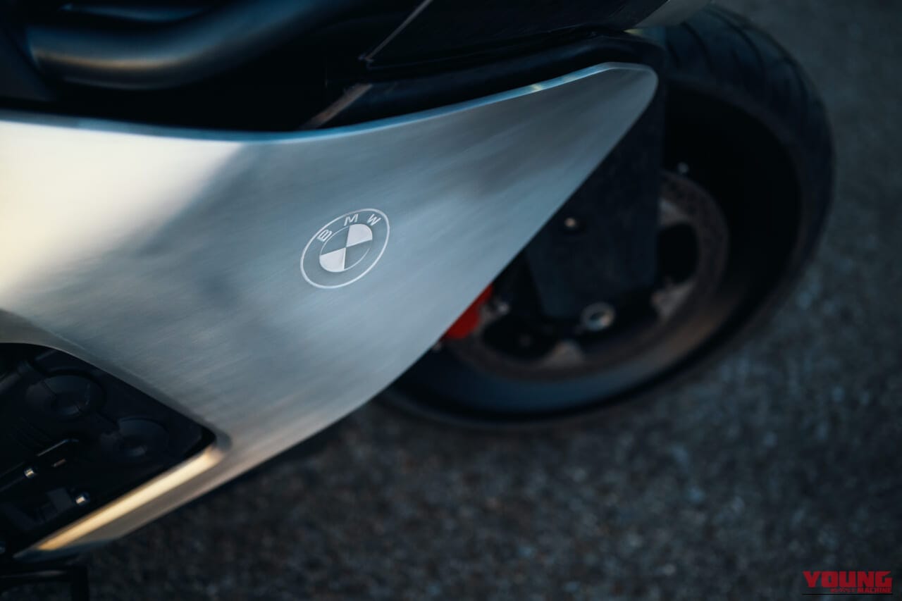 BMW VISION K18｜息を呑む2m超えのシームレスボディが醸し出す、どこまでも走りたくなる官能美。ツアラーの常識を変えるBMWの直6コンセプト「Vision K18」が公開