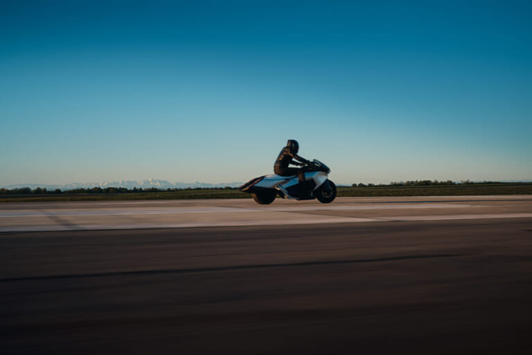 BMW VISION K18|息を呑む2m超えのシームレスボディが醸し出す、どこまでも走りたくなる官能美。ツアラーの常識を変えるBMWの直6コンセプト「Vision K18」が公開