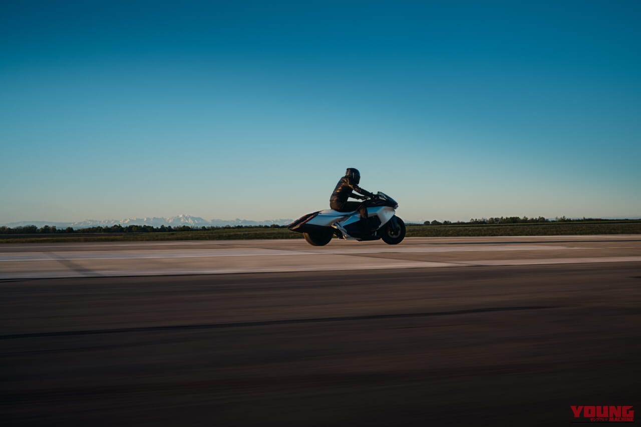 BMW VISION K18｜息を呑む2m超えのシームレスボディが醸し出す、どこまでも走りたくなる官能美。ツアラーの常識を変えるBMWの直6コンセプト「Vision K18」が公開