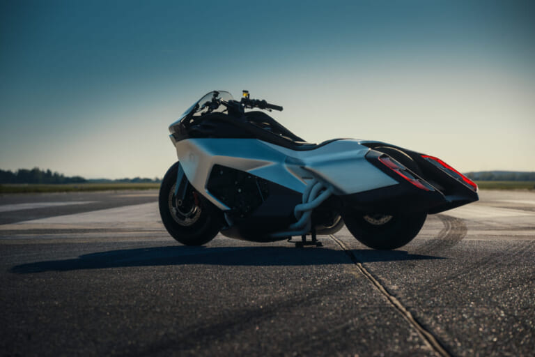 BMW VISION K18｜息を呑む2m超えのシームレスボディが醸し出す、どこまでも走りたくなる官能美。ツアラーの常識を変えるBMWの直6コンセプト「Vision K18」が公開
