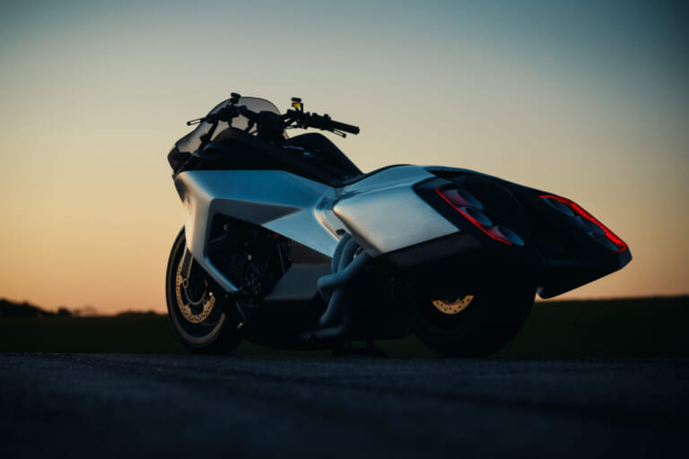 BMW VISION K18｜息を呑む2m超えのシームレスボディが醸し出す、どこまでも走りたくなる官能美。ツアラーの常識を変えるBMWの直6コンセプト「Vision K18」が公開