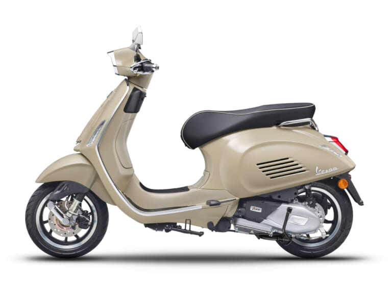 Vespa Sprint 180｜排気量アップで走りも燃費も進化! 伝統のスタイルに180ccの余裕を持つベスパ新型「プリマベーラ＆スプリント」が登場【高速走行可能】
