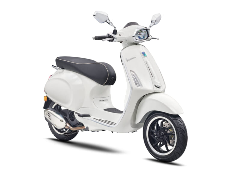 Vespa Sprint 180｜排気量アップで走りも燃費も進化! 伝統のスタイルに180ccの余裕を持つベスパ新型「プリマベーラ＆スプリント」が登場【高速走行可能】
