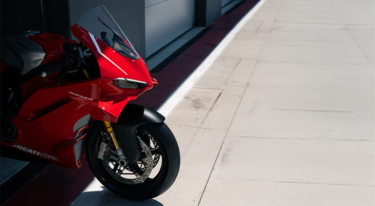 Ducati Panigale V4 R|サイドポッド初搭載による異次元の旋回力と、プロと同じシフト操作でコーナーへ。新型「パニガーレV4 R」の555万円に隠された本気の造り込み【新型発売】