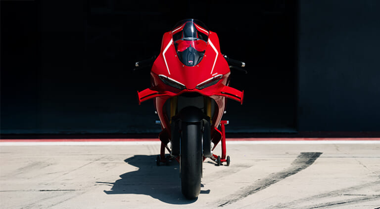 Ducati Panigale V4 R|サイドポッド初搭載による異次元の旋回力と、プロと同じシフト操作でコーナーへ。新型「パニガーレV4 R」の555万円に隠された本気の造り込み【新型発売】