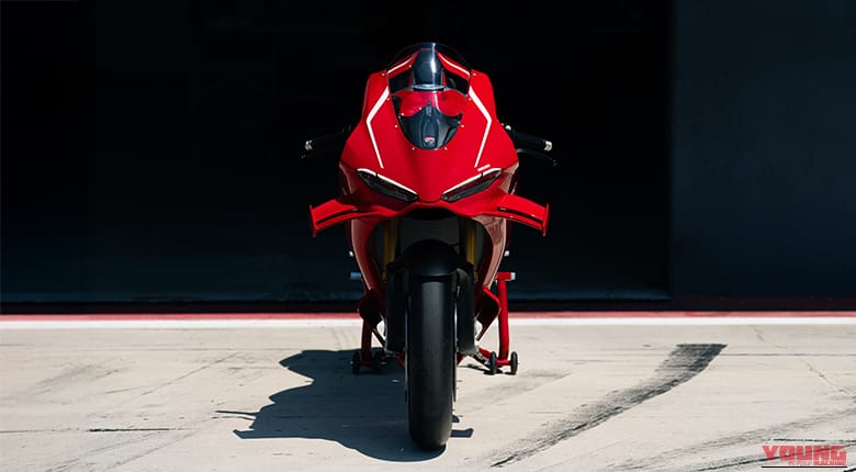 Ducati Panigale V4 R|サイドポッド初搭載による異次元の旋回力と、プロと同じシフト操作でコーナーへ。新型「パニガーレV4 R」の555万円に隠された本気の造り込み【新型発売】