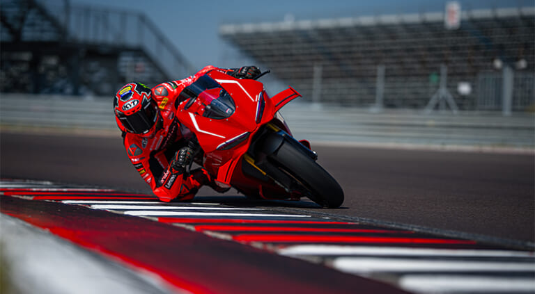 Ducati Panigale V4 R|サイドポッド初搭載による異次元の旋回力と、プロと同じシフト操作でコーナーへ。新型「パニガーレV4 R」の555万円に隠された本気の造り込み【新型発売】
