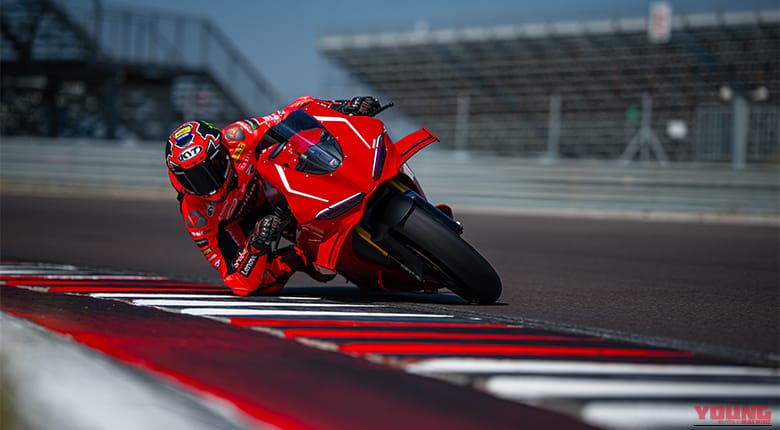 Ducati Panigale V4 R｜サイドポッド初搭載による異次元の旋回力と、プロと同じシフト操作でコーナーへ。新型「パニガーレV4 R」の555万円に隠された本気の造り込み【新型発売】