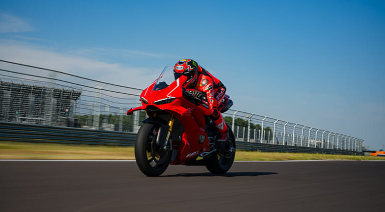 Ducati Panigale V4 R|サイドポッド初搭載による異次元の旋回力と、プロと同じシフト操作でコーナーへ。新型「パニガーレV4 R」の555万円に隠された本気の造り込み【新型発売】