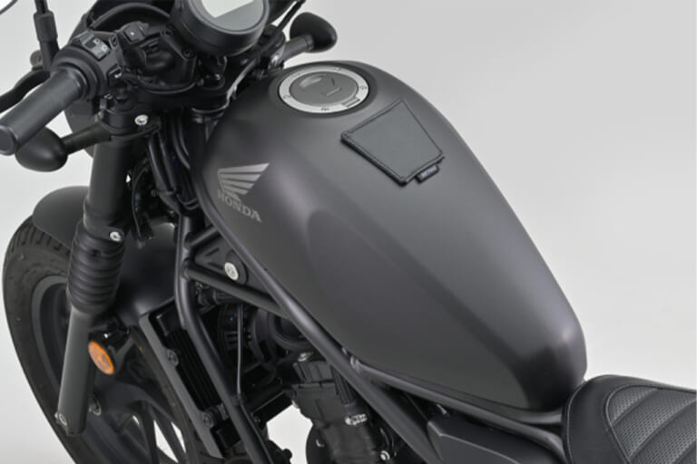 デイトナ DAYTONA キープロテクションパッド 商品番号48745 ホンダ 装着例｜「これ考えた人 天才か…」給油時に安心。分かる人に分かる、めちゃくちゃ使える便利なキズ防止アイテムを紹介。［デイトナ・キープロテクションパッド（48745）］