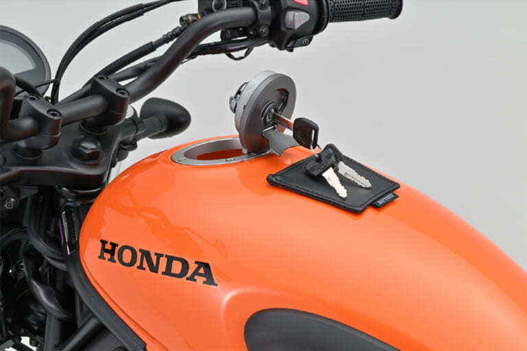 デイトナ DAYTONA キープロテクションパッド 商品番号48745 使用例｜「これ考えた人 天才か…」給油時に安心。分かる人に分かる、めちゃくちゃ使える便利なキズ防止アイテムを紹介。［デイトナ・キープロテクションパッド（48745）］