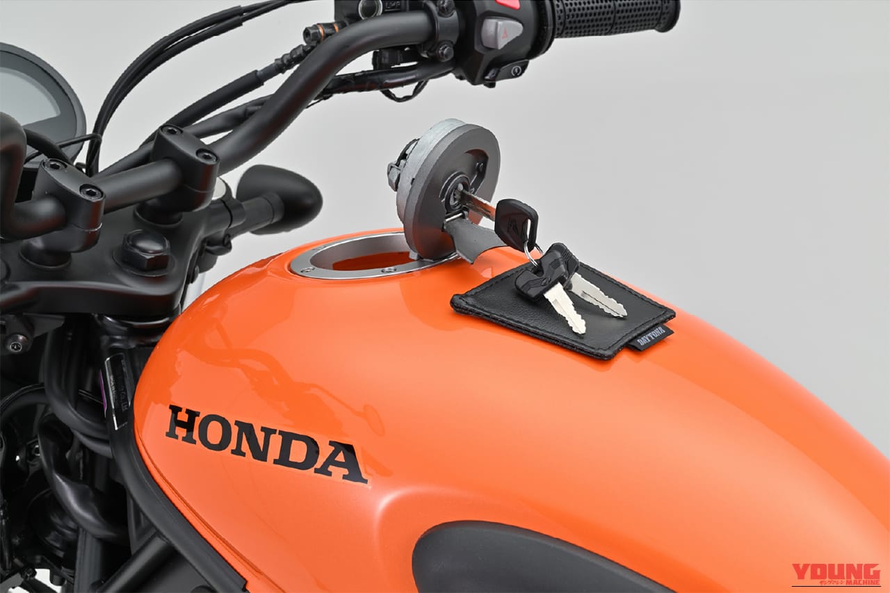 デイトナ DAYTONA キープロテクションパッド 商品番号48745 使用例｜「これ考えた人 天才か…」給油時に安心。分かる人に分かる、めちゃくちゃ使える便利なキズ防止アイテムを紹介。［デイトナ・キープロテクションパッド（48745）］