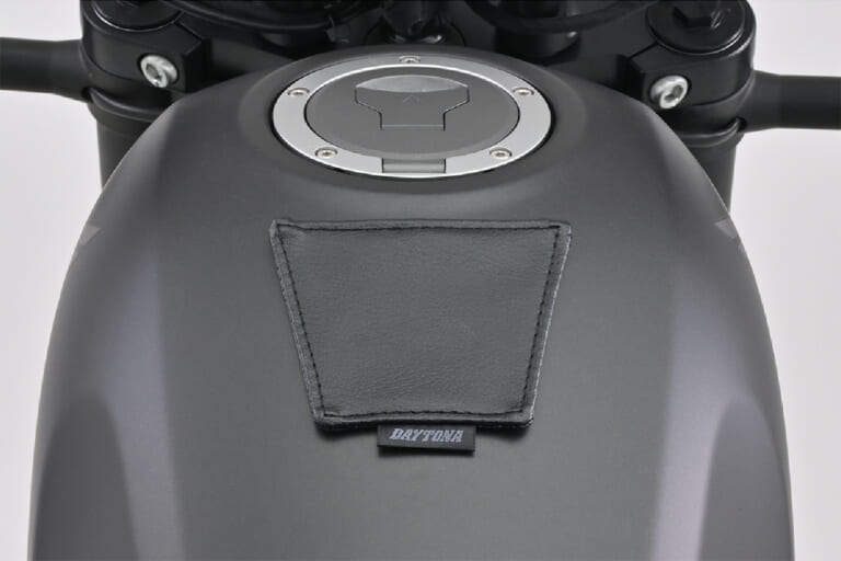 デイトナ DAYTONA キープロテクションパッド 商品番号48745 装着例 ホンダ｜「これ考えた人 天才か…」給油時に安心。分かる人に分かる、めちゃくちゃ使える便利なキズ防止アイテムを紹介。［デイトナ・キープロテクションパッド（48745）］